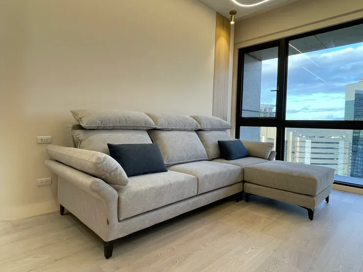 愛加沙發威尼斯款，德國貓抓布近看有雲朵感，搭配我選的藍色抱枕