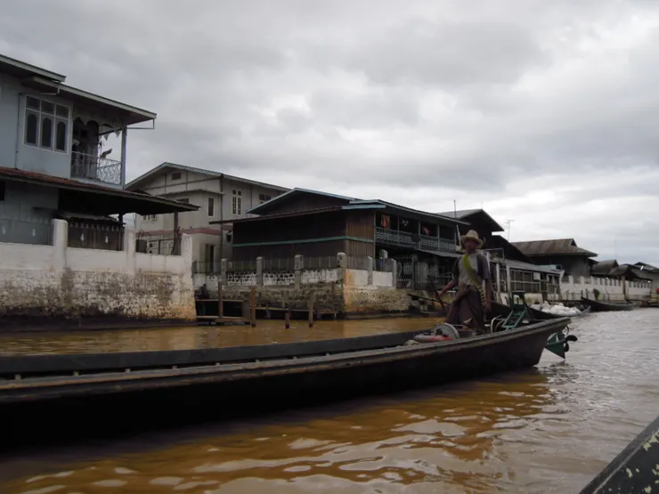 前往茵萊湖的狹窄水道