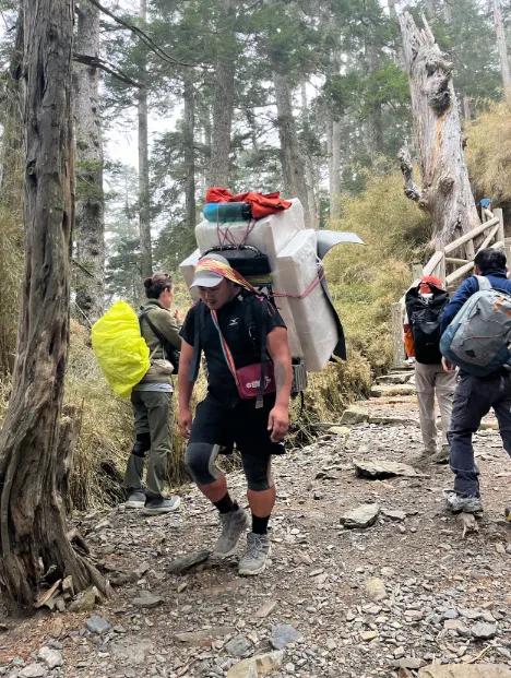 正要上山的山青協作，背負45公斤，真厲害!!