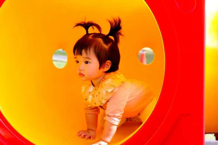 【兩老也能單獨帶出門嬉遊大半天！民俗公園，萬萬會爬、溜滑梯了！】