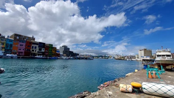 調皮的雲一定要在彩色漁屋後，用純白襯托著繽紛的小屋