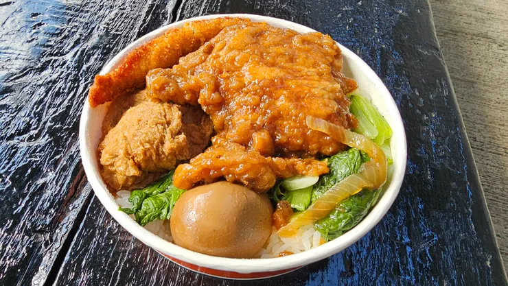 這是台鐵經典排骨便當!一個一百元超好吃!