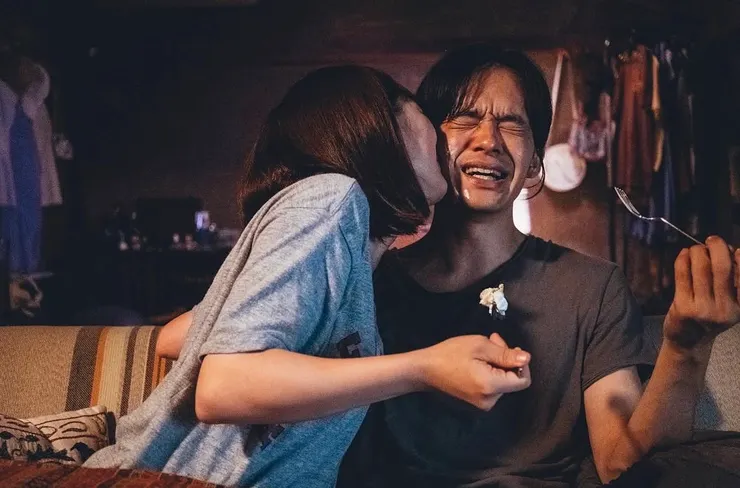兩人一起吃草莓蛋糕。