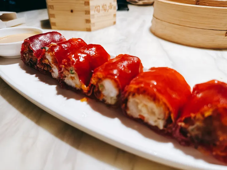 推薦必吃-錦繡海鮮紅米腸-紅腸粉皮有嚼勁鑲嵌脆脆的油條及鮮蝦、蔬菜,口感十分豐富 ¥36/份