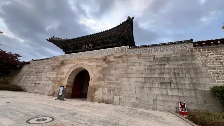 神武門相對於光化門算是後門，就在青瓦台對街，景福宮也可從此門購票進入。