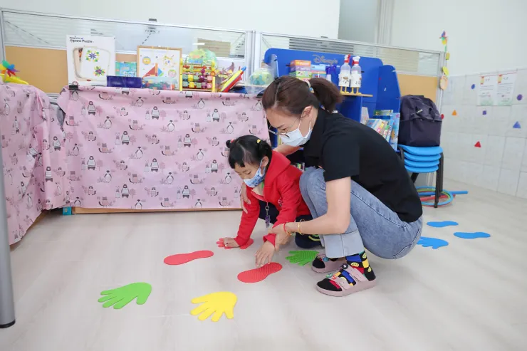 以玩的方式訓練孩子感覺統合。