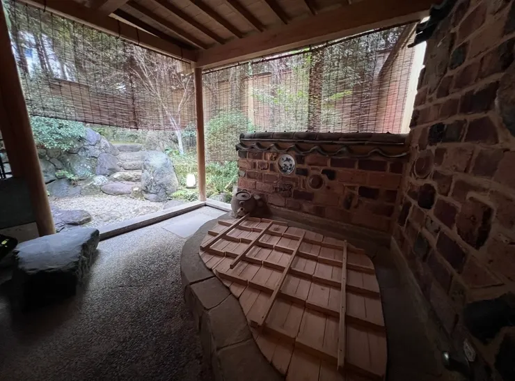 入住的這個下午，貼心的管家為我們放好了一池溫泉