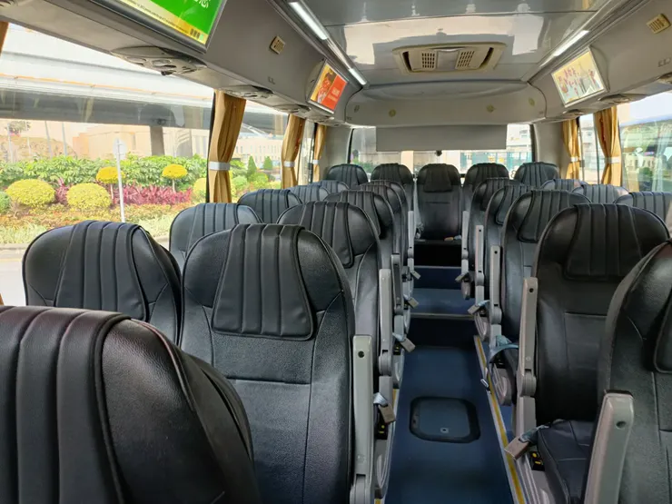 酒店的穿梭巴士又新又漂亮