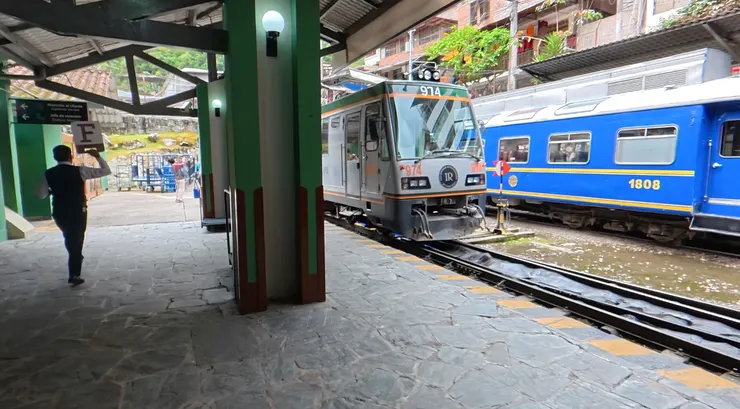 跟著舉著牌子的工作人員一起走，右邊藍色的列車就是Expedition 