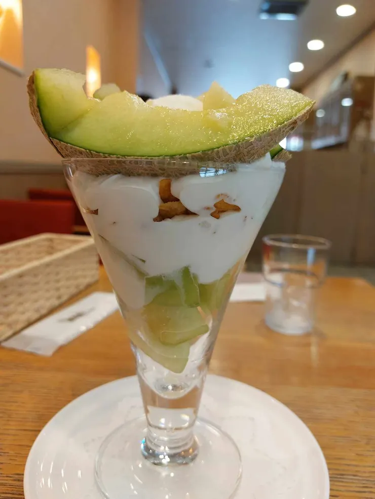 巴菲上面那一整片的哈密瓜有夠吸引人