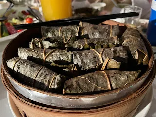 這可不是打腫臉充胖子，而是建立在因為獲得夠多，所以拿出一部分，可不是左手進右手出。以結果來看，金錢當然是夠用就好，退休後要有多少的現金流，端看自己想要過著怎樣的生活。如果慾望減少，身體也很健康，當然就不用編列那麼多的預算，多的錢就是用來處理那個萬一如何如何的情況。