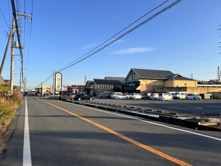 鄉間道路沒有人行道，汽車有點多