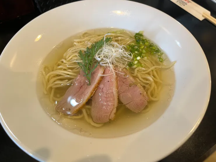 素雅卻深邃有魅力的味道。