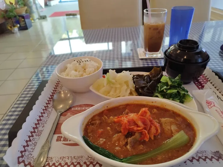 韓式燒肉 套餐230元 附冰咖啡 價格平易近人 河童拍攝/2023年