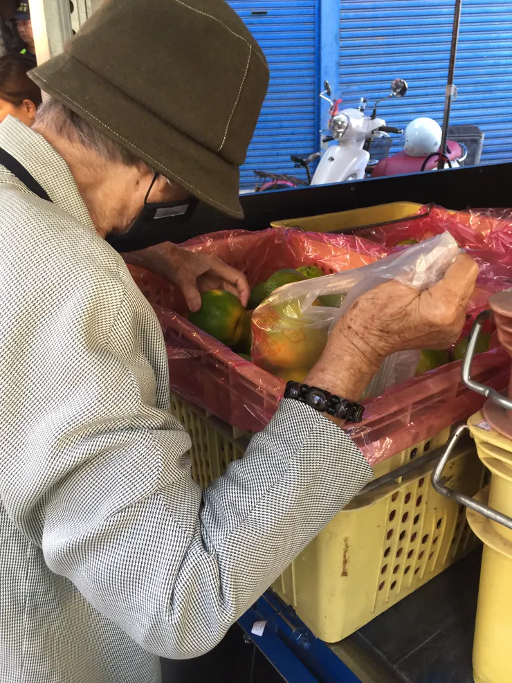 媽媽常常直接從箱子挑選水果