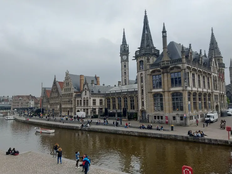 聖米歇爾橋這一帶，河岸兩旁聚集許多老建築