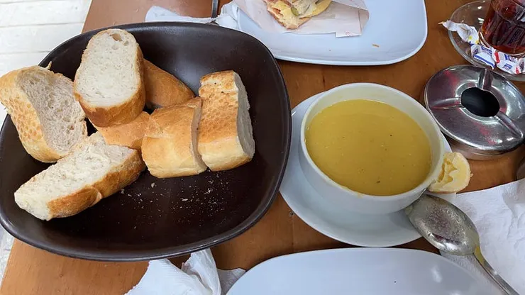 只隨手拍了點湯附贈的麵包，已經被吃了1/3還剩這麼多。