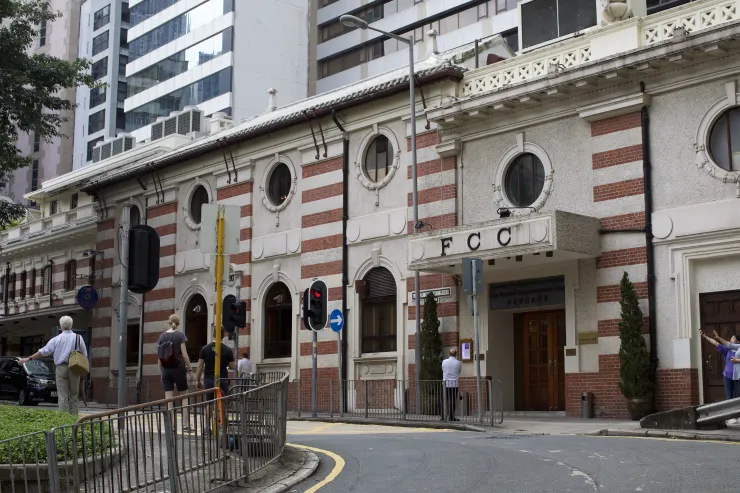 從香港的人行道，不只有實體，還設有柵欄。從這點就可以看見每每以「地小人稠不適合蓋人行道」推託的台灣交通單位有多腐敗。台灣最好有香港地狹人稠，不蓋人行道就只是官僚的怠惰與服從鄉愿而已。