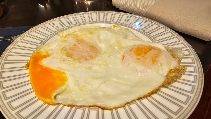 邱吉爾餐廳的煎雙太陽蛋!