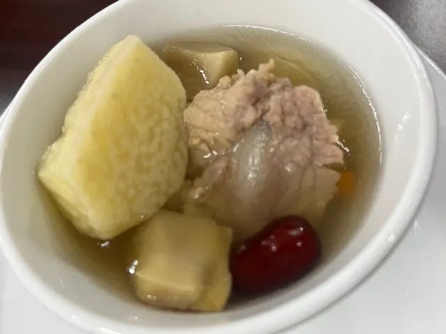 淋雨後，來一碗熱呼呼的雞湯最爽了