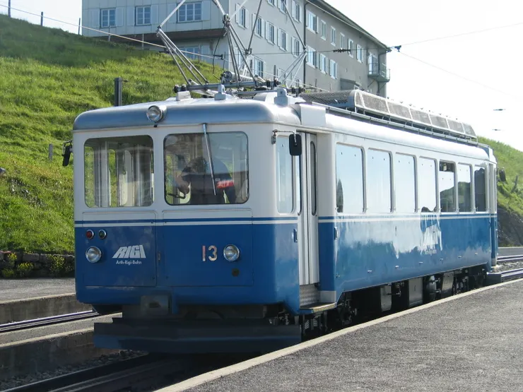 搭乘小火車下山