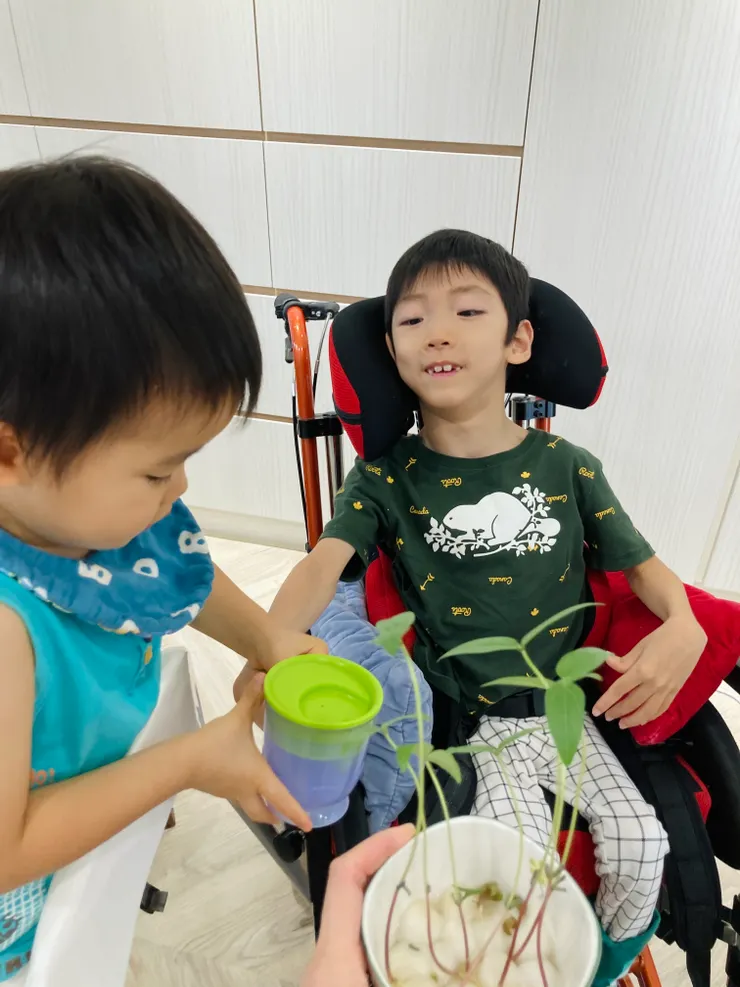 20210701弟弟帶著天使祐一起替我們種的綠豆澆水！《這是你融我融》