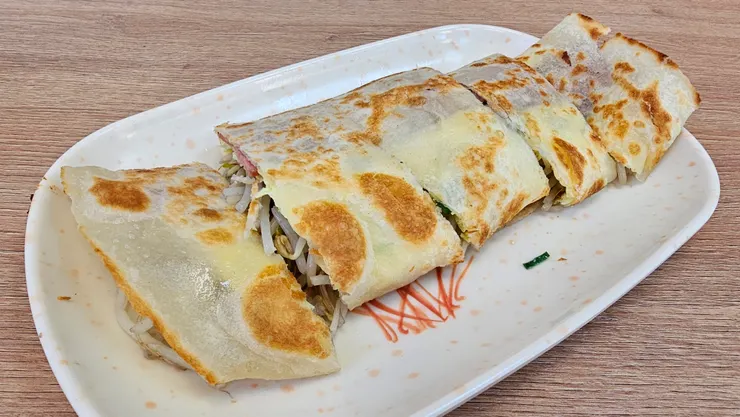 這是內餡滿滿都是豆芽菜和培根的招牌蛋餅!真的超好吃!