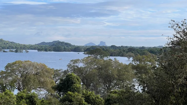 「獅子岩」在坎達拉馬湖的遠方