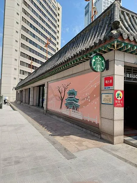 路上經過的星巴克，在景福宮附近，我覺得蠻漂亮的