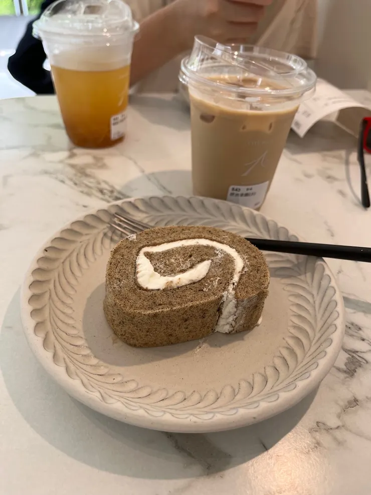 伯爵奶茶捲、拿鐵少冰。