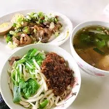 在地小吃乾麵、滷味（圖片截圖於網路）