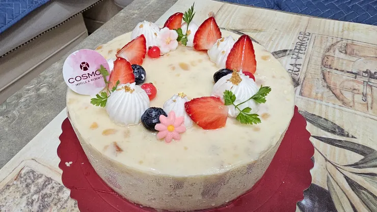 這個蛋糕很美!內餡可以吃到很多臻果!臻的美味至極!