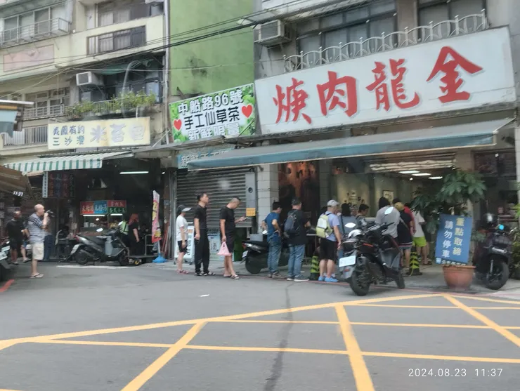看到金龍肉羹大排長龍就決定是它了!