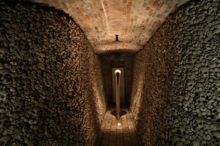 滿滿的骨頭牆壁，密集恐懼症者慎入，走在裡面真的會毛毛的