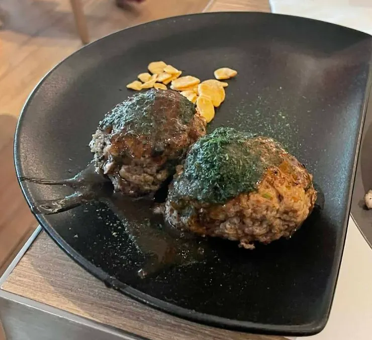 容量縮小1/3的餐盤（我說那個漢堡肉真的很好吃）