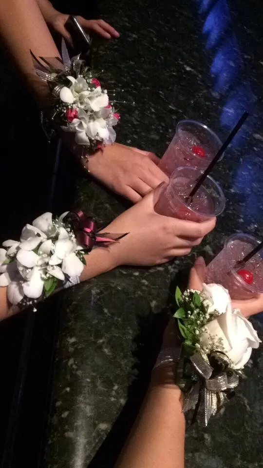 女孩們戴上了花手環每一位都像從童話故事走出來的公主