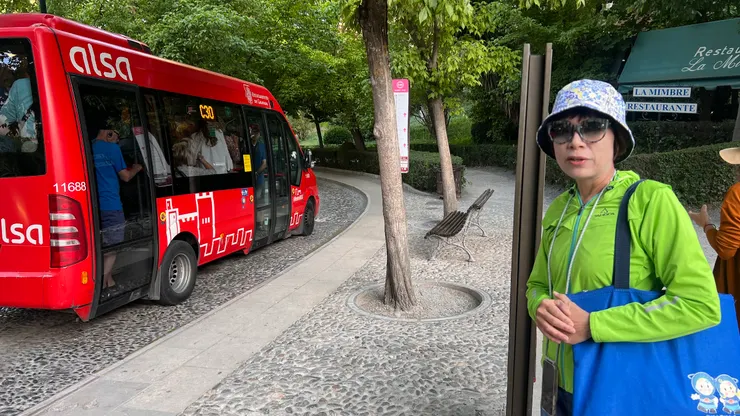 往返阿爾罕布拉宮的巴士，我們民宿附近搭30號。