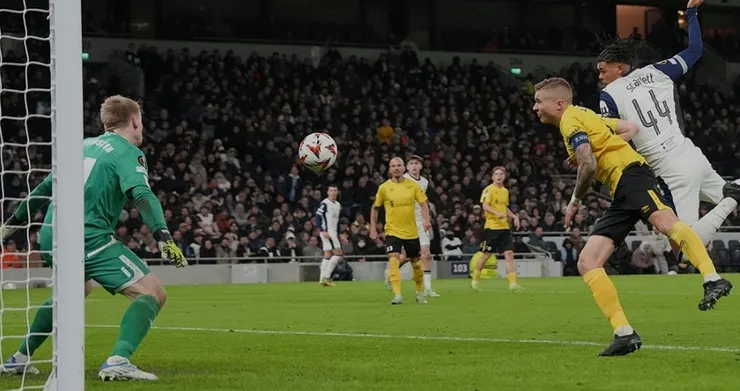 史卡歷頭槌破網助熱刺領先1:0