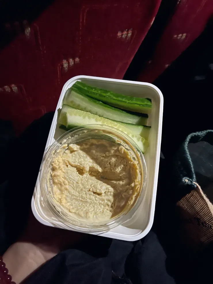 小黃瓜沾鷹嘴豆泥