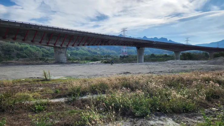 阿伯要去釣魚。看他的釣組,標的魚應該不會是巴氏銀鮈啦~
