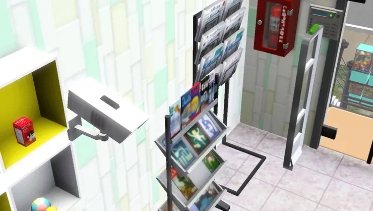 便利店必須有CCTV，不但要防止有人偷竊，聽說晚上的人流很複雜，還是小心為上。