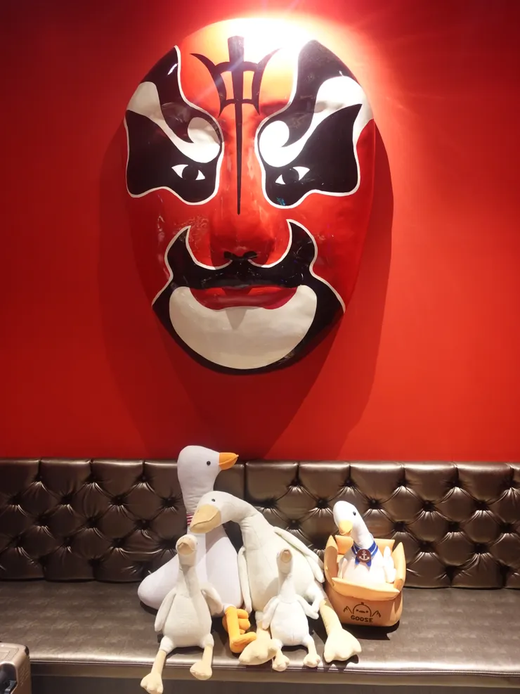 入口的玩偶，小孩玩得不亦樂乎