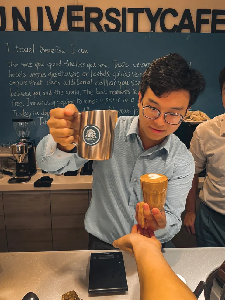 滿杯溢出的畫面被記錄了下來,哈哈哈!