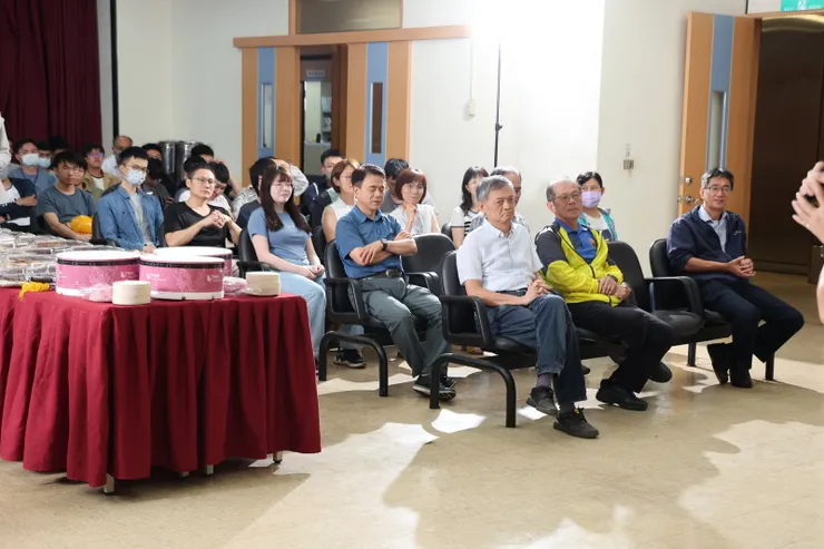 【退休茶會上長官同仁都說著好話】