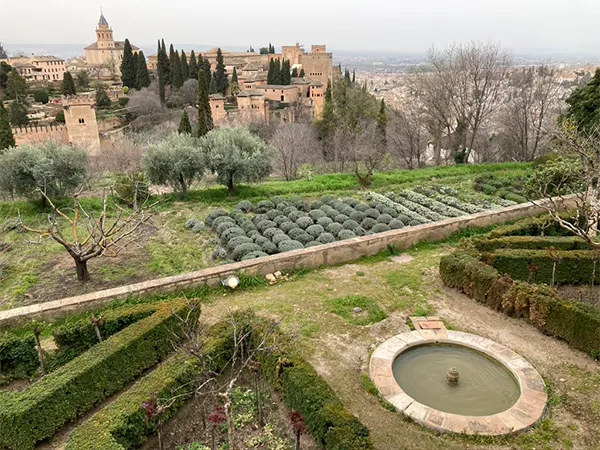 赫內拉利費宮和奈斯爾宮殿群遙望