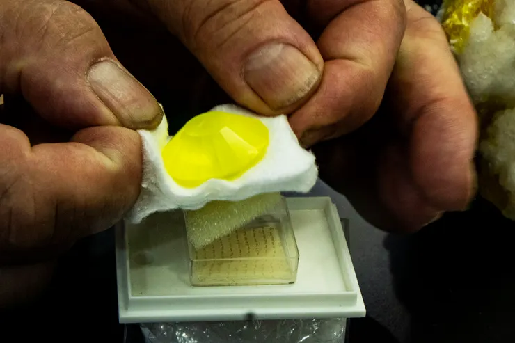 自然硫的硬度僅為1.5-2.5，卻仍有人挑戰極限將其切割成寶石形態。