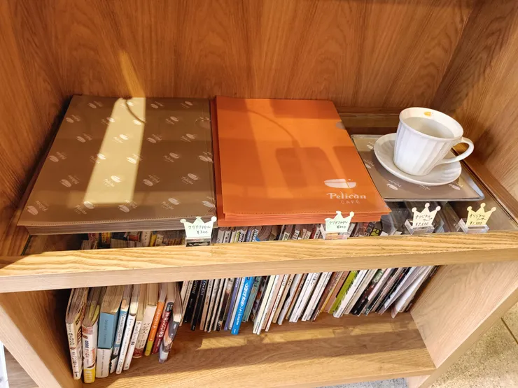 除了托特包之外,店內也有賣比較"親民"的L型夾