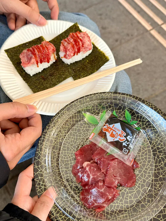 菅乃屋的馬肉刺身跟馬肉拖羅壽司，要到旁邊公共空間找座位吃。店員會提示吃完後把東西還給他們處理的。