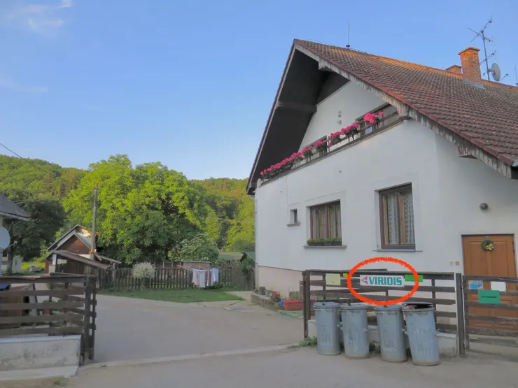 依照導航看到這間小木屋就可以了，下面有一個VIRIDIS標誌，只要柵門有開走進去就行。