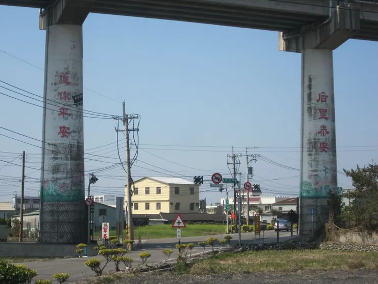 福安路與福興路交叉口的彩繪高架橋柱